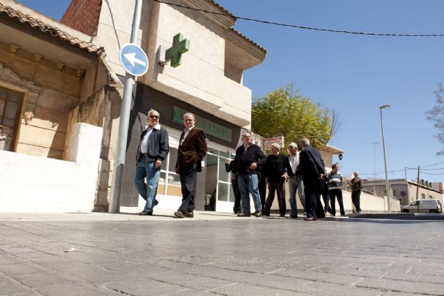 El entorno del Centro de Salud de Barrio Peral luce nueva imagen - 1, Foto 1