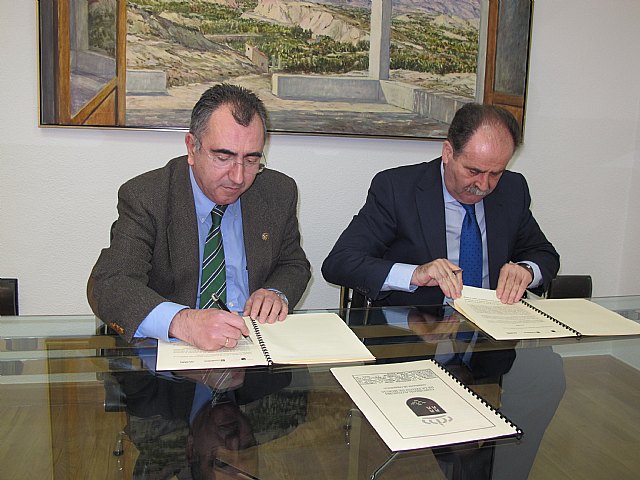 La Consejería de Presidencia y Cajamurcia-BMN renuevan el convenio para fomentar la movilidad juvenil con el Carné Joven - 1, Foto 1