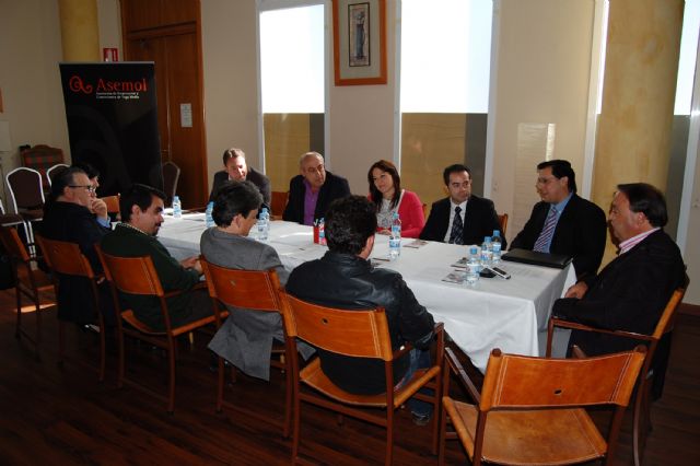 ASEMOL presenta a los alcaldes de la Vega Media una cooperativa de jóvenes que comercializan productos conserveros de la zona - 1, Foto 1