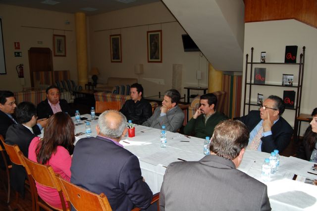 ASEMOL presenta a los alcaldes de la Vega Media una cooperativa de jóvenes que comercializan productos conserveros de la zona - 2, Foto 2