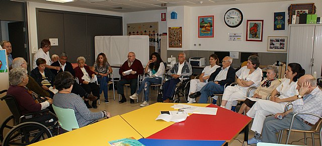 Los mayores celebran el Día de Libro con lecturas compartidas con estudiantes - 1, Foto 1