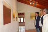 El pintor Salvador Hernández expone su mundo onírico en la Torre Vieja de Alguazas