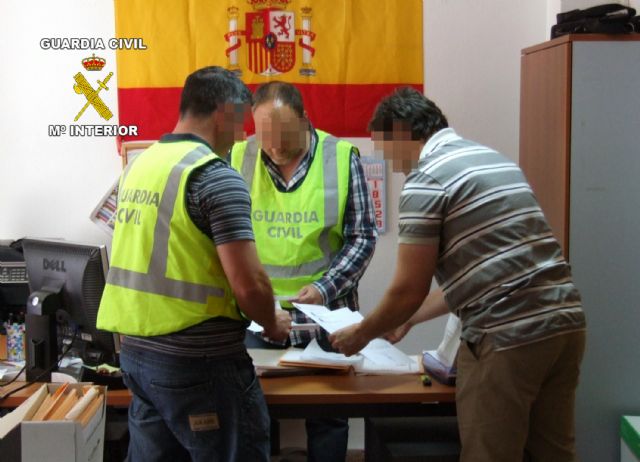 La Guardia Civil detiene a dos personas por estafar a inmigrantes que pretendían regularizar su situación en España - 1, Foto 1