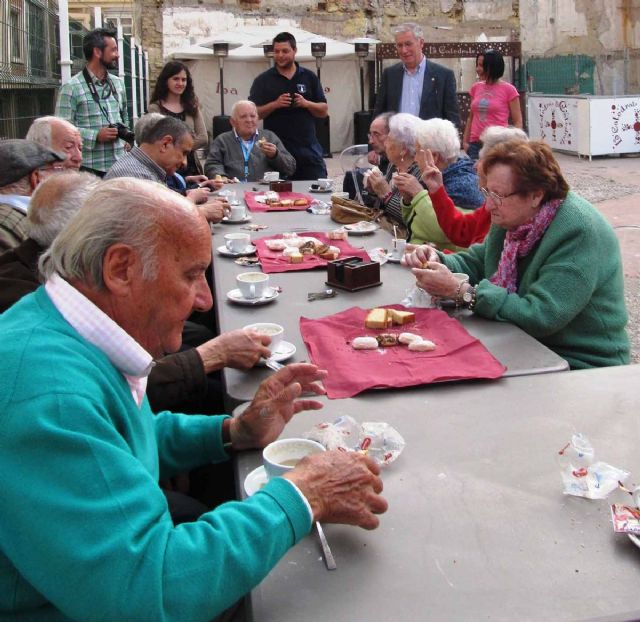 Mayores con problemas de movilidad, de visita y merienda por el casco antiguo - 1, Foto 1