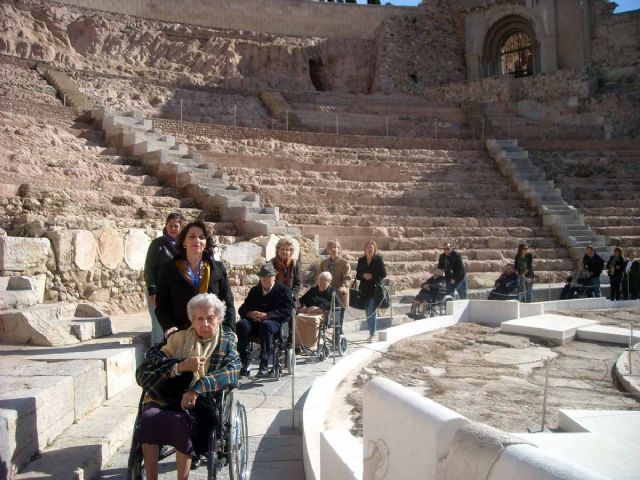 Mayores con problemas de movilidad, de visita y merienda por el casco antiguo - 2, Foto 2