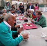 Mayores con problemas de movilidad, de visita y merienda por el casco antiguo