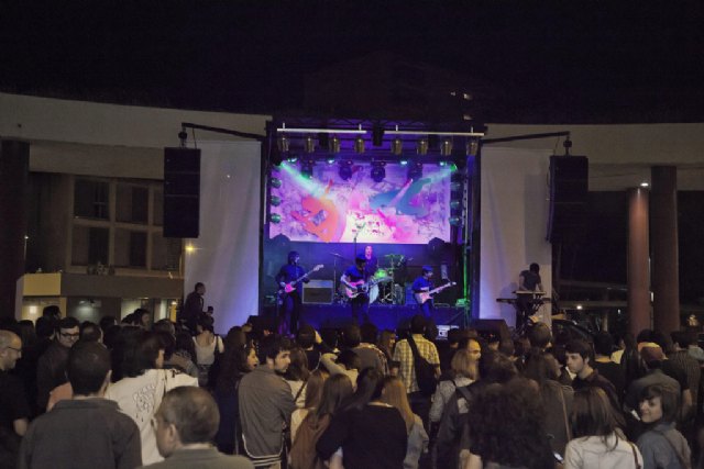 El grupo ‘Los Últimos Bañistas’, incluido en el cartel del SOS 4.8, ofreció un concierto gratuito para los cientos de jóvenes que acudieron a la Plaza de la Universidad a disfrutar de su actuación, incluida en el programa de actividades de la campaña 'Juventud en movimiento'., Foto 1