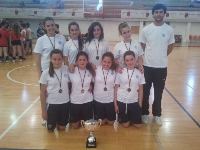 Las chicas de infantil del colegio San Francisco y las cadetes del Madre de Dios, campeonas regionales de baloncesto y balonmano respectivamente - 1, Foto 1