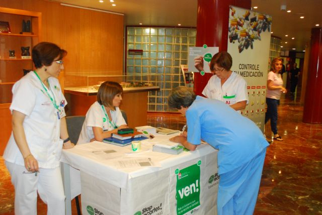 SATSE celebra con éxito  la recogida de firmas para protestar contra los recortes en Sanidad el próximo día 26 en Madrid - 1, Foto 1