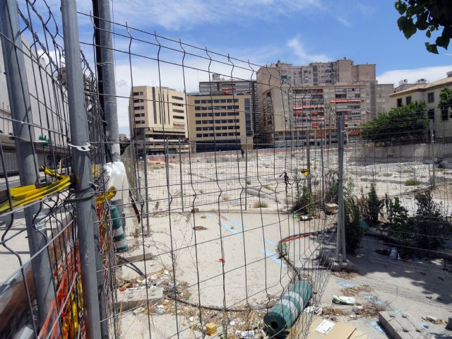 El Grupo Socialista exige la limpieza y vallado del yacimiento de San Esteban convertido en una escombrera - 1, Foto 1