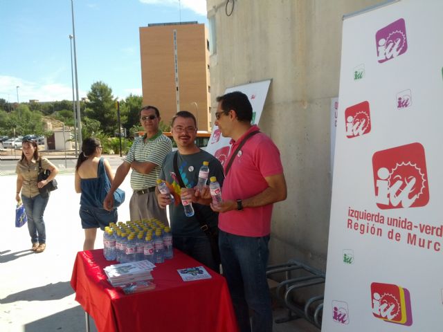 IU-Verdes reparte mil botellas de agua en la UMU contra el ´tasazo universitario´ - 1, Foto 1