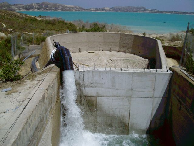 El retrobombeo de La Pedrera comienza a suministrar agua a los regantes - 1, Foto 1