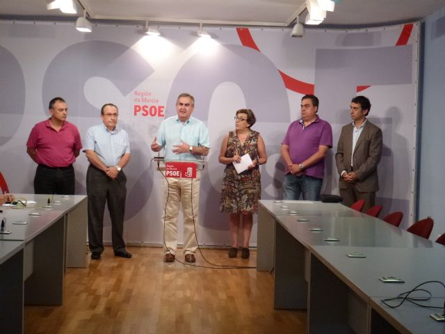 El PSOE apoya a los pequeños comerciantes, cuya situación peligra por la subida del IVA y la liberalización de horarios, Foto 2