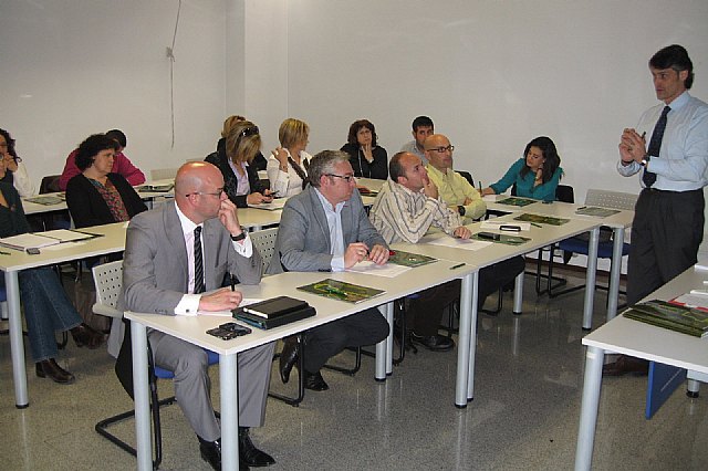 La Comunidad forma a 500 empleados públicos municipales en la gestión eficaz y de calidad de los servicios prestados por las entidades locales - 1, Foto 1