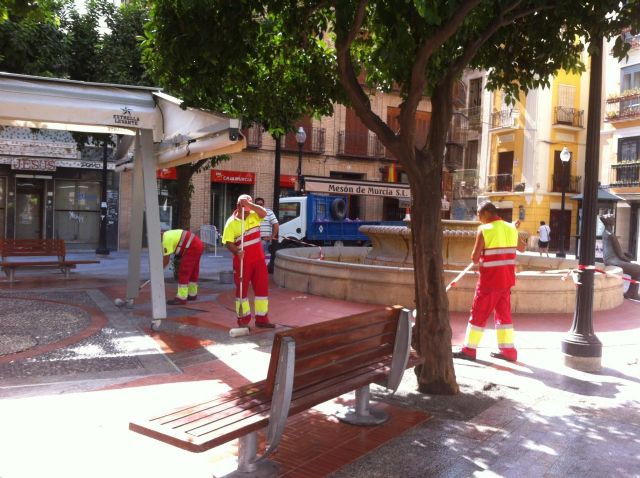 El suelo de la Plaza de las Flores recupera su color original - 1, Foto 1