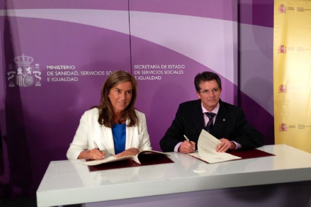 El Alcalde de Lorca firma un convenio con la Ministra de Servicios Sociales para potenciar con nuevos cursos la empleabilidad de las lorquinas - 1, Foto 1