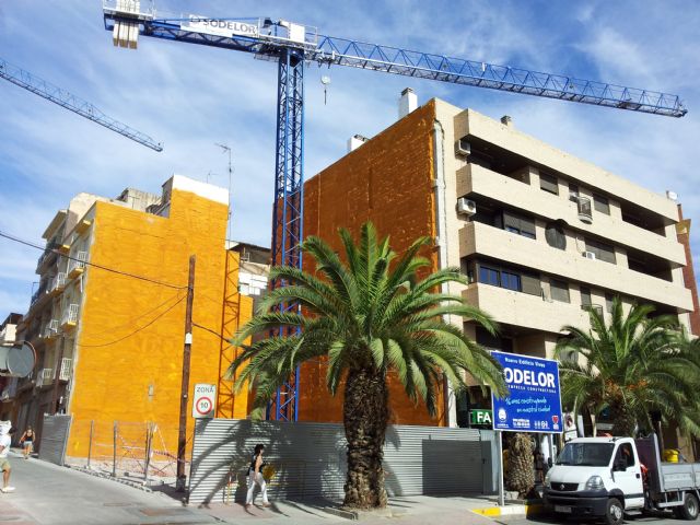 El edificio Vives, ubicado en la calle Benemérita, instala la grúa para iniciar la reconstrucción de sus 8 viviendas - 1, Foto 1