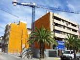 El edificio Vives, ubicado en la calle Benemrita, instala la gra para iniciar la reconstruccin de sus 8 viviendas