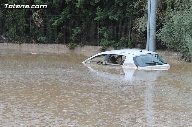 El 1-1-2 ha recibido, entre las 12 del mediodía y las 18.30 horas de hoy, 751 llamadas de emergencias relacionadas con las lluvias, Foto 1