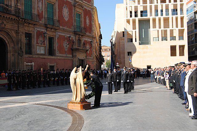 El delegado del Gobierno impone las condecoraciones a los agentes de la Policía Nacional en el día de su festividad - 2, Foto 2