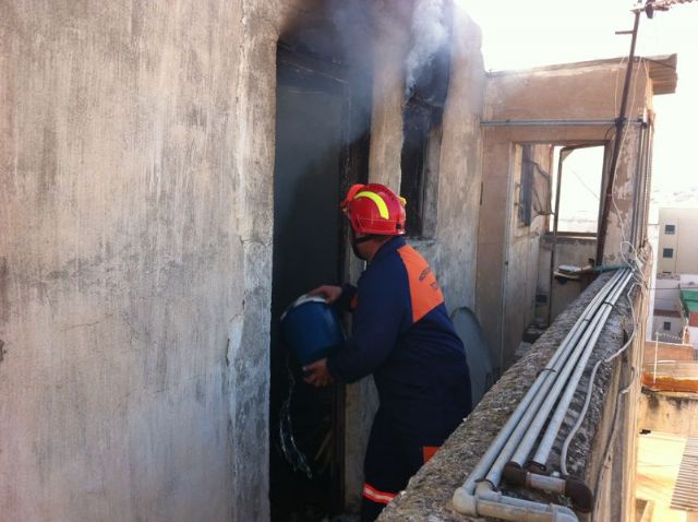 Sofocan un incendio en la azotea de un edificio de cuatro plantas de la calle Juan Antonio Requena - 2, Foto 2