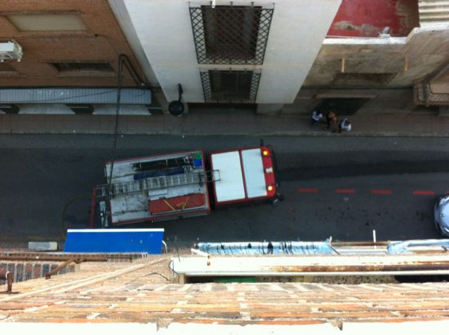Sofocan un incendio en la azotea de un edificio de cuatro plantas de la calle Juan Antonio Requena - 3, Foto 3