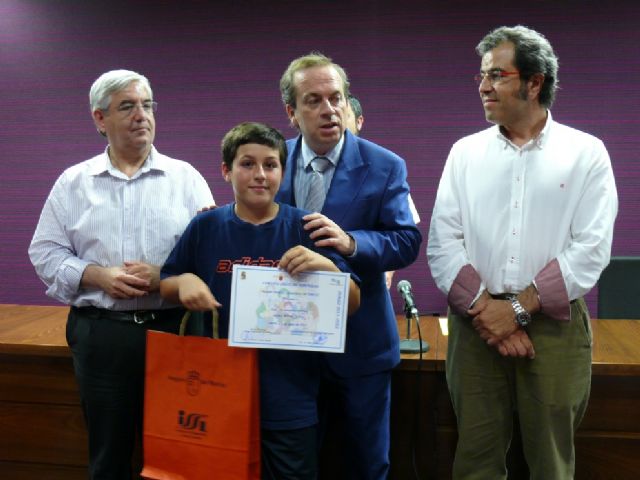 El alumno Jumillano, Juan Luis González, premiado en el Concurso Regional de Dibujo Crece en Seguridad 2011/2012 - 1, Foto 1