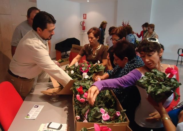 Entre Nosotras comienza con una jornada práctica sobre cuidados de las plantas y decoración floral - 1, Foto 1