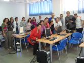 Los usuarios del Servicio de Apoyo Psicosocial visitan un taller de mosaicos en Lorca para aprender la tcnica