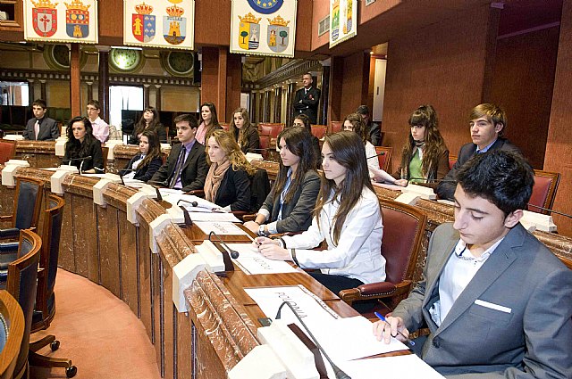 Imágenes del pleno juvenil protagonizado por alumnos de bachillerato del Colegio Santa María de la Paz en la Asamblea Regional de Murcia el 17 de noviembre de 2011, Foto 1
