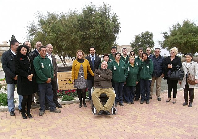 El taller de empleo de Aidemar reforma un jardín en la avenida de El Puerto - 1, Foto 1