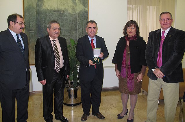 El consejero Manuel Campos recibe la Gran Cruz de Caballero de Santiago - 1, Foto 1