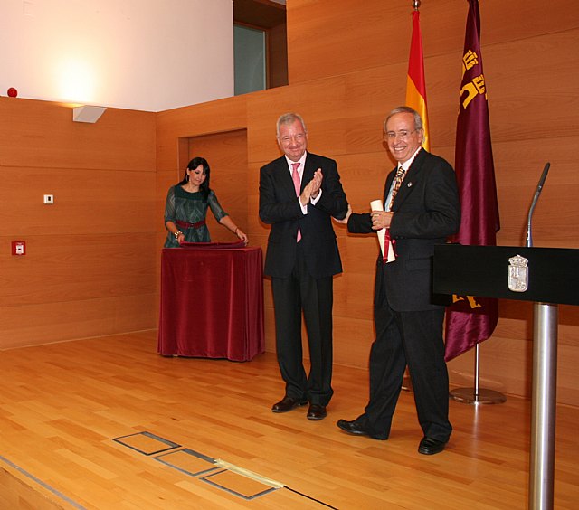 Valcárcel destaca la vocación, la responsabilidad y el entusiasmo por lo propio como los rasgos que han de definir al Cronista Oficial de la Región - 3, Foto 3