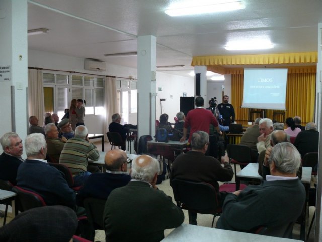 La Policía Local imparte una charla para prevención de timos más frecuentes entre la personas mayores - 1, Foto 1