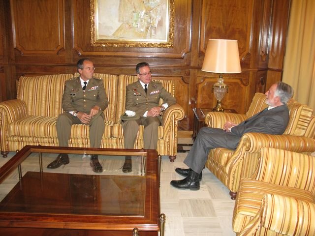 El presidente de la Asamblea recibe al nuevo coronel jefe del regimiento de Artillería Antiaérea - 1, Foto 1