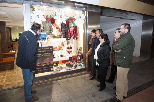 Adornos artesanales, protagonistas de la calle San Fernando - 1, Foto 1