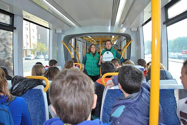 ´El tranvía del vidrio´ sensibiliza a los escolares y ciudadanos de la importancia de reciclar los envases de vidrio - 1, Foto 1