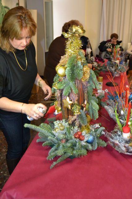 Las amas de casa celebran la Navidad con su tradicional sorteo y exhibición de centros decorativos - 2, Foto 2