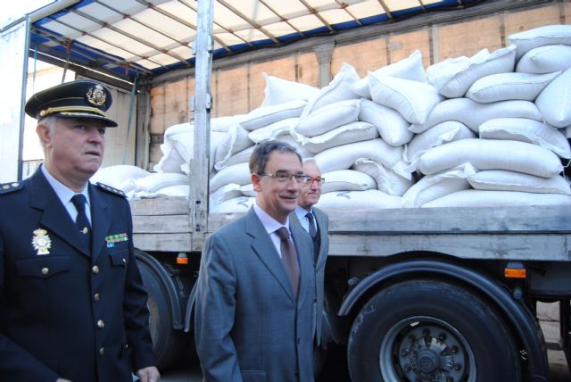 Joaquín Bascuñana entrega las 18 toneladas de legumbres entre las que la Policía Nacional descubrió 110 kilos de cocaína - 1, Foto 1