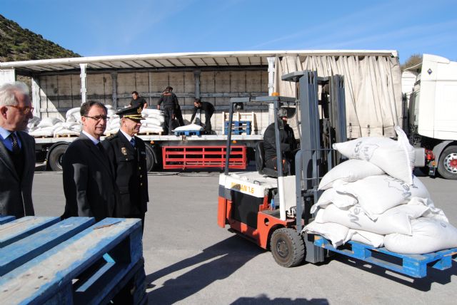 Joaquín Bascuñana entrega las 18 toneladas de legumbres entre las que la Policía Nacional descubrió 110 kilos de cocaína - 2, Foto 2