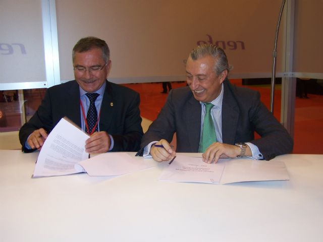 El alcalde de Águilas y el presidente de Renfe firman un convenio de colaboración en FITUR - 2, Foto 2