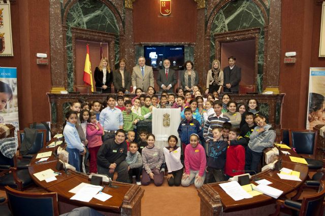 Los pequeños diputados por un día se comprometen a ayudar a todo el mundo y a dar una segunda oportunidad a los demás - 2, Foto 2