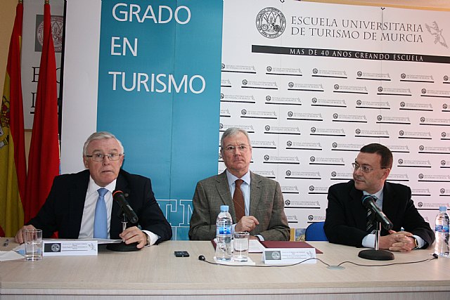 Valcárcel anima al sector turístico a trabajar conjuntamente para mejorar la tendencia actual y potenciar el turismo internacional - 1, Foto 1