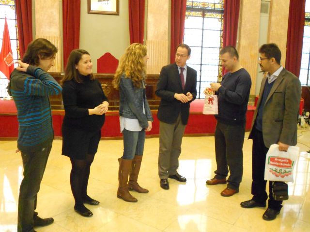 El Alcalde ofrece una recepción a profesores y alumnos del CEIP Maestro Laborda y de centros de Francia, Rumanía, Portugal, Italia, Turquía y Bélgica, que participan en un proyecto Comenius sobre medio ambiente - 1, Foto 1