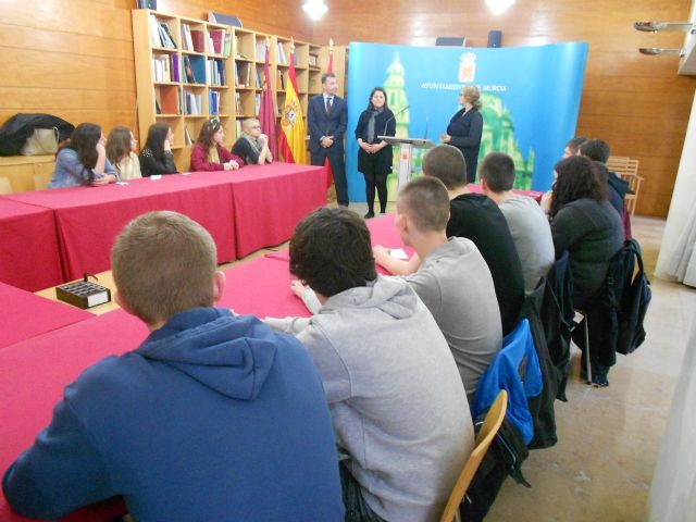 Alumnos de Liverpool mantienen un encuentro con Sánchez y Cascales - 1, Foto 1