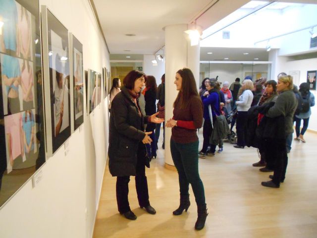 Los alumnos de la Escuela de Arte exponen fotografías para difundir la igualdad de género - 2, Foto 2