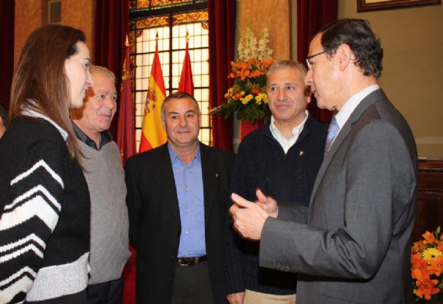 Tres bomberos jubilados que dedicaron su vida al servicio público reciben la insignia de oro de manos del Alcalde - 1, Foto 1