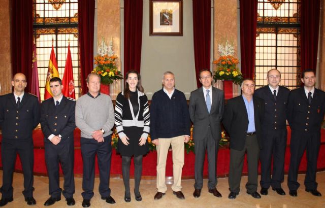 Tres bomberos jubilados que dedicaron su vida al servicio público reciben la insignia de oro de manos del Alcalde - 2, Foto 2