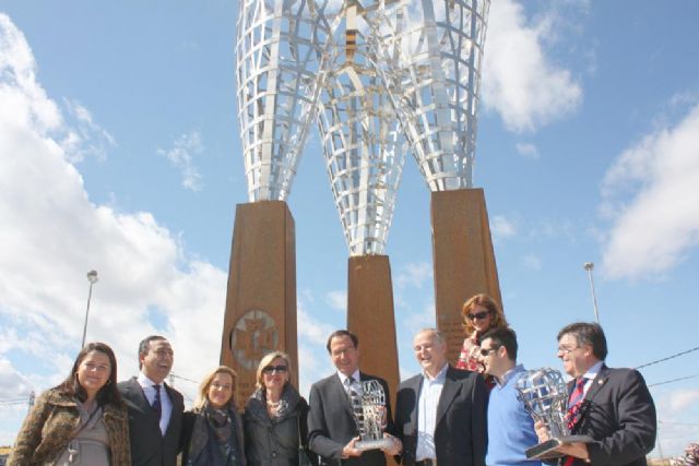 El Monumento al Dentista preside una de las rotondas principales de Ronda Sur - 1, Foto 1