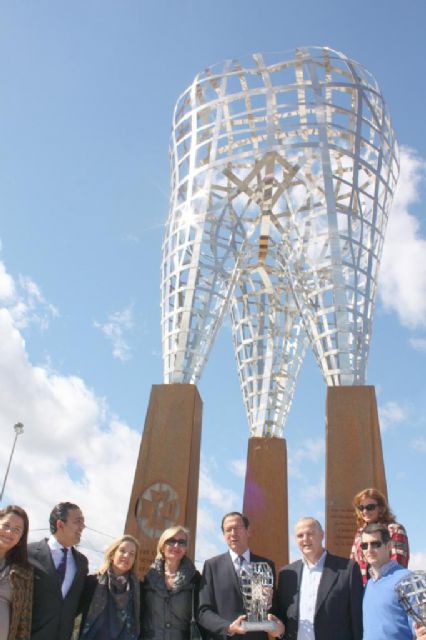 El Monumento al Dentista preside una de las rotondas principales de Ronda Sur - 2, Foto 2